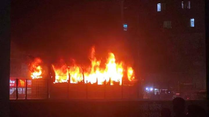 হানিফ_ফ্লাইওভারের_নিচে_যাত্রীবাহী_বাসে_আগুন